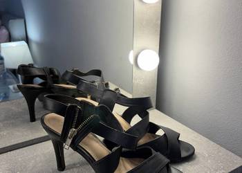 BUTY SZPILKI / SANDAŁKI NA SZPILCE CZARNE Z ZAMKIEM ZŁOTYM
