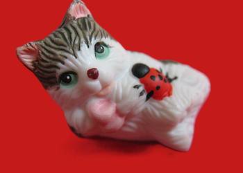 Kot - z biedronką - ceramika - 3 x 3 x 2 cm Miniaturka