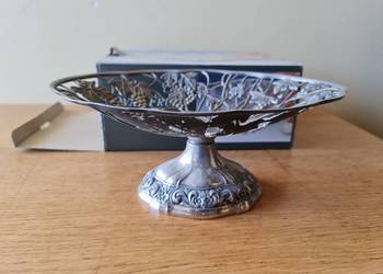 Patera-koszyk na nodze zdobiony kwiatem winogrona Patera-koszyk na nodze zdobiony kwiatem winogrona