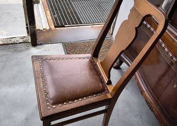 Antyczne krzesła ze skórzanym siedziskiem