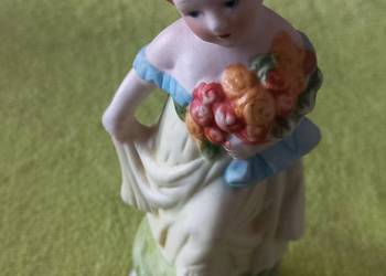 Figurka kobieta,  porcelana biskwitowa Figurka kobieta,  porcelana biskwitowa