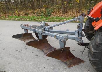 Pług Grudziądz  3-skibowy 2+1 Oryginalna przystawka bardzo ładny stan.