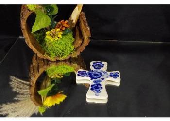 Ceramiczny krzyżyk ścienny – ręcznie malowane kobaltowe kwiaty – vintage PR