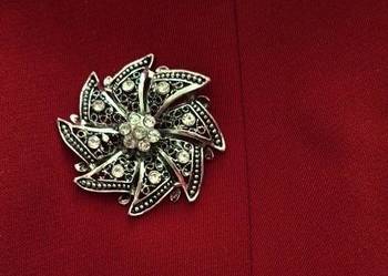 Zabytkowa  broszka z kryształkami
