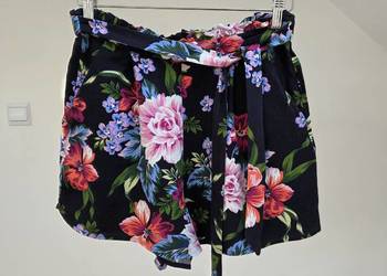 Granatowe spodenki shorty w kolorowe kwiaty
