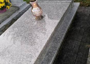 Sprzątanie grobu i jego otoczenia