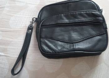 Czarna saszetka na rękę.