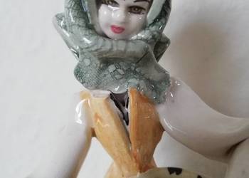 Porcelanowa figurka kobieta w chuście
