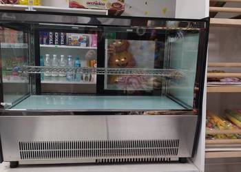 Witryna chłodnicza cukiernicza i regał na pieczywo