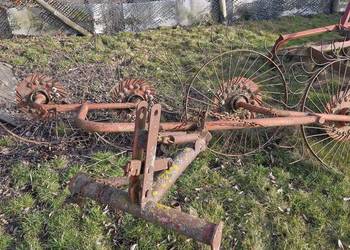 Zgrabiarka gwiazda przetrzasarka do siana słomy. Transport