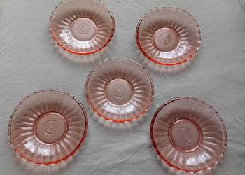 Zestaw 5 rozalinowych talerzyków, szkło prasowane. II połowa XX w.