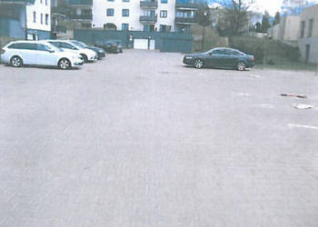 Syndyk sprzeda udział w działce (plac utwardzony, parkingi, chodniki)