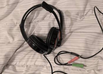 Słuchawki nauszne z mikrofonem.