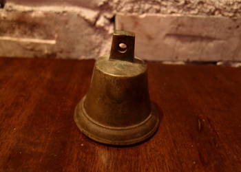 stylowy dzwonek mosiężny zabytek z dawnych lat wys 7cm