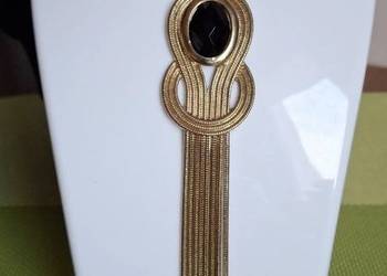 Ciekawy  klasyczny wisiorek na łańcuszku