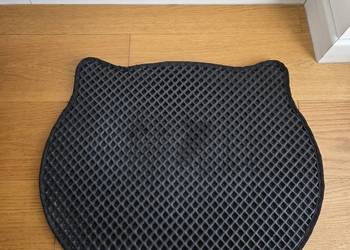 Czarna wycieraczka pod kuwetę kształt głowy kota