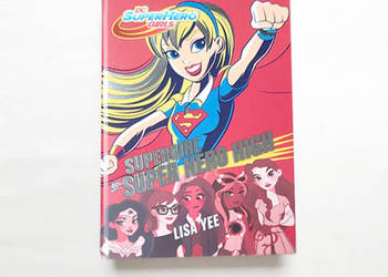 książka Supergirl w Super Hero High twarda okładka Lisa Yee