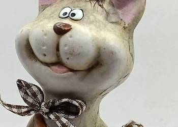 Figurka ceramika uśmiechnięty kotek podróżnik