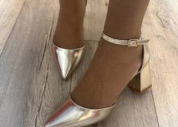 (40) Złote czółenka wieczorowe z zapięciem, Nowe