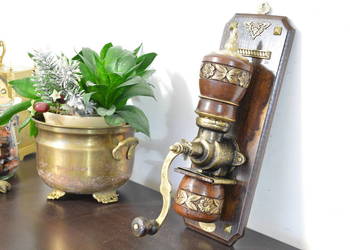 drewniany MŁYNEK wiszący do kawy b.stary