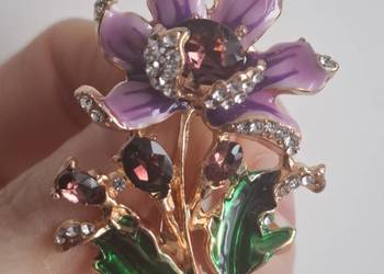 Kwiat kwiatek piękna złota broszka z kryształkami