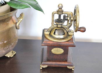 drewniany ręczny MŁYNEK do pieprzu stary