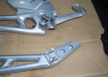 Podnóżek podnóżki set sety Suzuki GSR 600