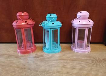 Zestaw trzech kolorowych lampionów adwentowych na świeczki typu tealight