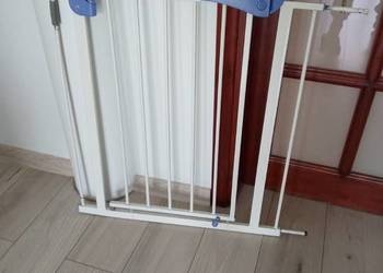 Bramka- barierka zabezpieczająca schody dla dzieci