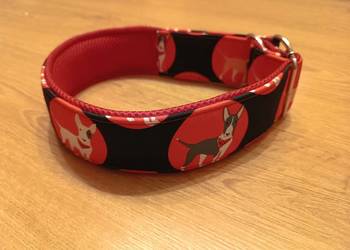 Elagancka duża, szeroka półzaciskowa obroża dla bullterriera.