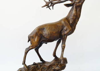 Ryczący jeleń na skale figura z brązu myśliwska prezent