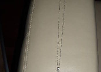 Srebrna zawieszka kwiatek z cyrkonii na srebrnym łańcuszku