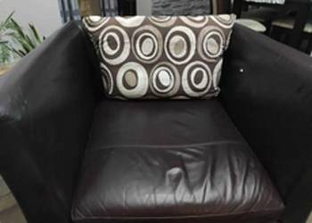 Fotel 96x96 cm i dwie pufy 84x78 cm w skórze.