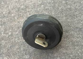 Korek wlewu paliwa z kluczykiem do malucha Fiat 126p