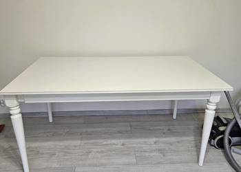 Biały stół Ikea