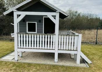 Drewniany domek dla dzieci