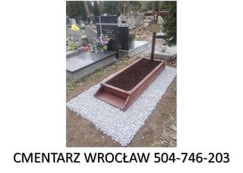 Obsypanie kamyczkami, kamykami grobu, Cmentarz Świetej Rodziny, Wrocław