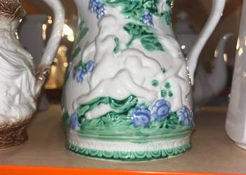 Dzban. Majolika. Amory i winogrona