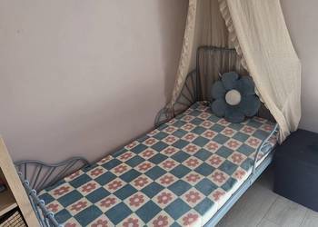 Łóżko i materac sprężynowy