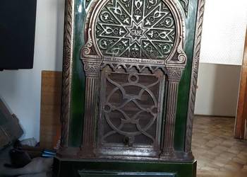 Zabytkowy żeliwny piec koza, antyk.