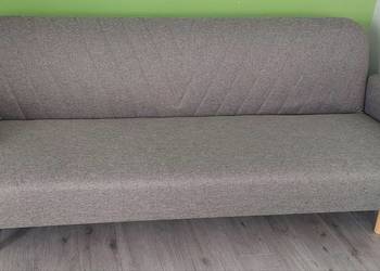 Nowoczesna sofa Jysk w kolorze jasnoszarym
