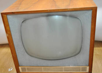 Telewizor kineskopowy Tesla Orava Azurit z drewnianą obudową.