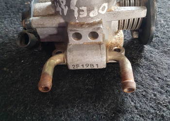OPEL ASTRA II 1.4 1.6 PRZEPUSTNICA POWIETRZA SILNICZEK KROKOWY 2F19B1