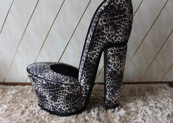 Piękny fotel but damska szpilka plus poduszka