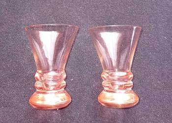 Dwa różowe kieliszki art deco, pierwsza połowa XX w.