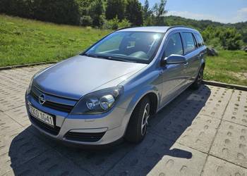 Opel Astra kombi przestronne i funkcjonalne auto