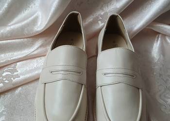 Beżowe klasyczne loafersy bonprix 42 mokasyny kremowe ecru płaskie basic ca