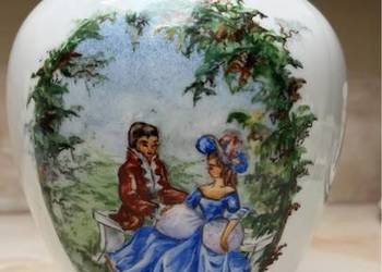 Wazon ze scenkami dworskimi, w dwóch medalionach, każda inna.   Ręcznie zdo