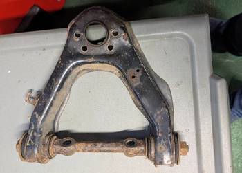 Nissan Terrano 2 wahacz lewy górny