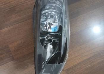 Volvo v40 reflektor prawy uszkodzony